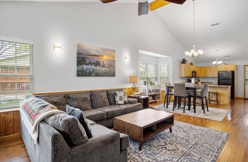 Pigeon Forge Ski Chalet | River Bear-Riverfront in Pigeon Forge