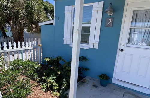 Tropic Cottage | Riverview Cottage with Kitchen & Private Deck