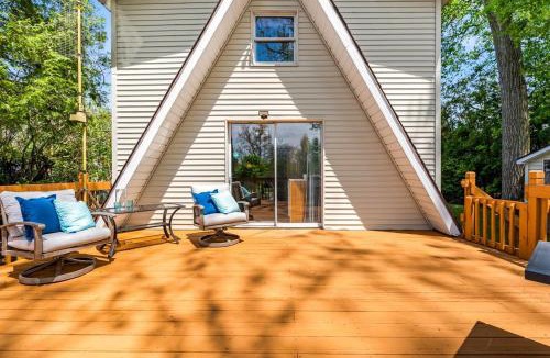 Warsaw House | Romantic A-frame HeartJacuzzi Firepit Kayaks