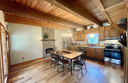 Ellijay House | Romantic StackRock Cabin – An Exclusive, Centrally Located Retreat.