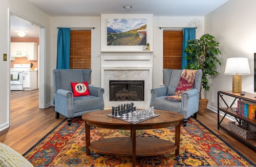 Alabaster House | Rowling House - Pet Friendly