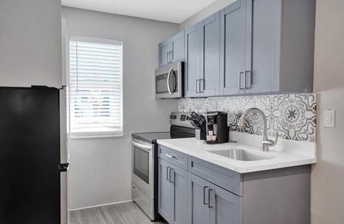 Poinciana Park Apartment | Rustic Retreats Beachy 1BR for 4 guests in the heart of Fort Lauderdale