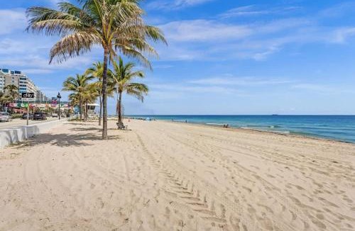 Poinciana Park Apartment | Rustic Retreats Beachy 1BR for 4 guests in the heart of Fort Lauderdale