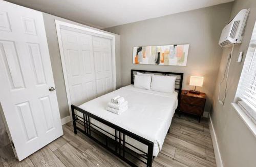 Poinciana Park Apartment | Rustic Retreats Cozy 1BR for 4 guests minutes from Las Olas