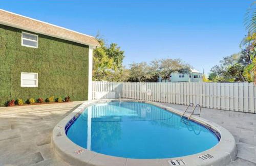 Poinciana Park Apartment | Rustic Retreats Cozy 1BR for 4 guests minutes from Las Olas