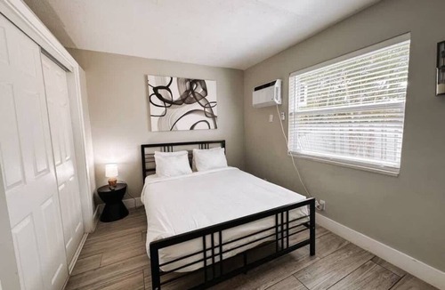 Poinciana Park Apartment | Rustic Retreats 1BR Minutes From Las Olas