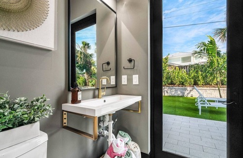Juno Beach House | SALT HAUS Top Rated 6BR/6BAContemporary Retreat, Heated Pool/Spa. Walk to Beach!