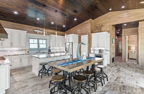 Crystal Beach House | Salty Skipper Home with Pool, Tiki Bar & Game Room