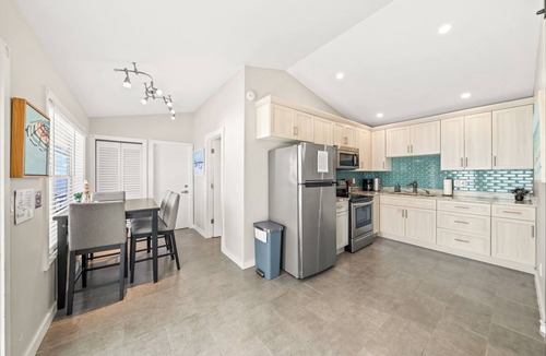 Orlando Beach Condo | Scenic Riverfront Suite W/Private Beach Access & Space for Memorable Events 🌊