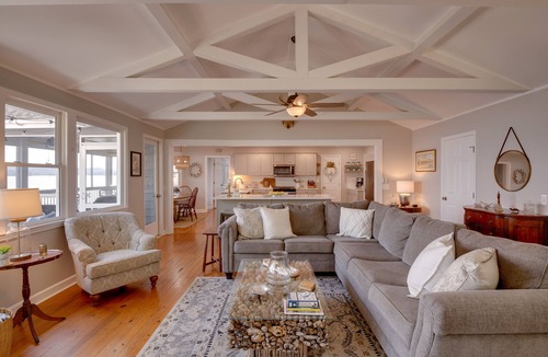 Groveoak Cottage | Scottsboro Vacation Rental on Guntersville Lake!