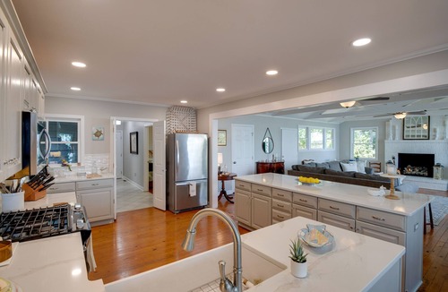 Groveoak Cottage | Scottsboro Vacation Rental on Guntersville Lake!