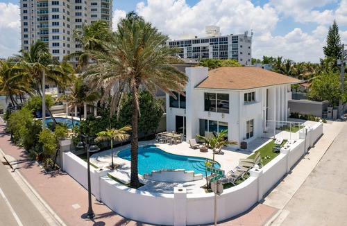 Birch Park Finger Streets House | Sea Breeze by AvantStay | Across From Fort Lauderdale Beach! Pool, Fire pit!