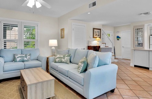 Bahama Village House | *SEA CAPTAIN'S HAVEN* Luxury Villa & Pool + Last Key White Glove Service.