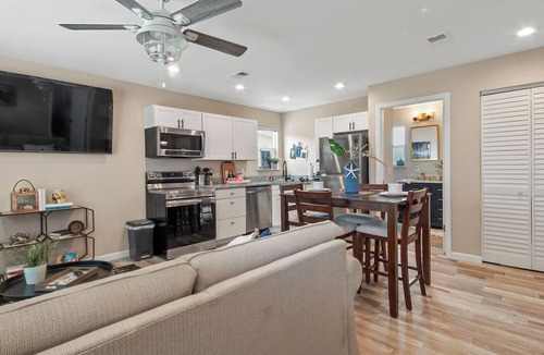 El Centro Beach House | Sea Sound Escape 10 Min Walk To Beach, Frank Brown