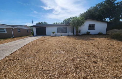 Holiday House | Seabreeze - Charming 2-bedroom house in amazing Holiday with WiFi, AC.