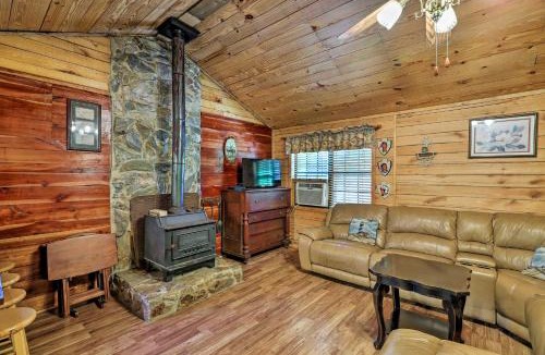 Neely House | Secluded Cabin w/Pond ~ 37 Mi to Gulf Coast!