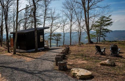 Menlo House | Secluded Rustic Studio-Style Chalet with Open-Air Outdoor Shower near Cloudland Canyon State Park, Menlo, Georgia