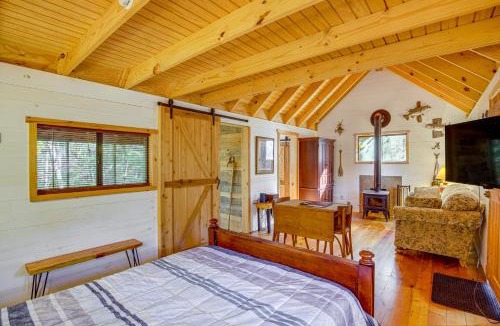 Tallassee Apartment | Secluded Tallassee Cabin with Fire Pit and Porch!