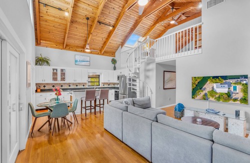 Doctor's Arm House | Secluded Tropical Retreat: 60' Dock, Large Pool, World-Class Fishing & Lobster