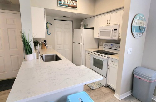 Iona Condo | Serene 1br Courtyard Condo in Fort Myers with AC