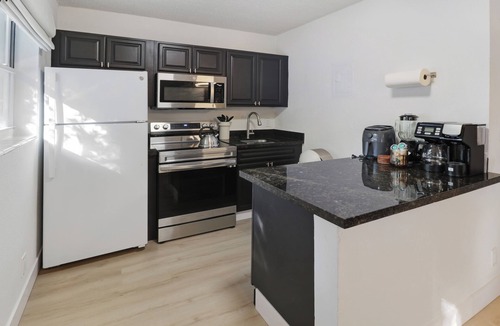 Croissant Park Apartment | Serene 2-bedroom apartment with AC in Fort Lauderdale