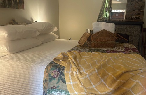 McCall Creek Bed & Breakfast | Serene 2-bedroom bed & breakfast four miles from Lake Okhissa in Meadville