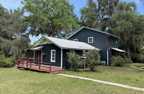 Edgar House | Serene Lake House: Nightlife & Wildlife Nearby