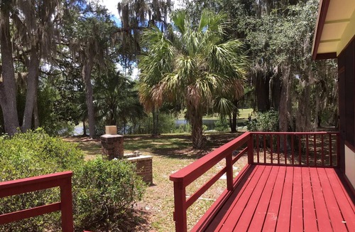 Edgar House | Serene Lake House: Nightlife & Wildlife Nearby