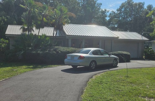 North Forest Hills House | Serene Lakefront North Tampa Top-Notch 4-bed Courtyard Home Golf Cart Getaway