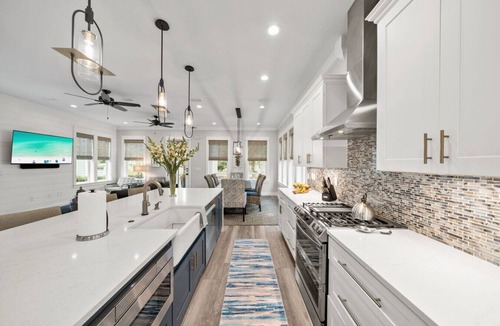 Lakeside at Blue Mountain Beach House | Serenity Blu – 5 Minute Walk to Beach, Private fenced in patio