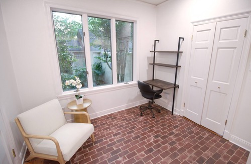 Highlands - Perkins House | Shady Oaks 4 bedroom Compound! 25 min walk to Tiger Stadium!