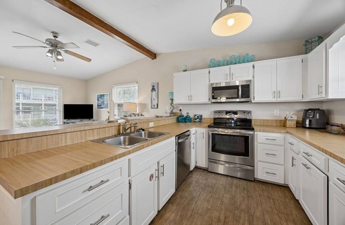 Fernandina Beach House | Short Walk to Beach | Pet-Friendly Duplex | Deck & Grill