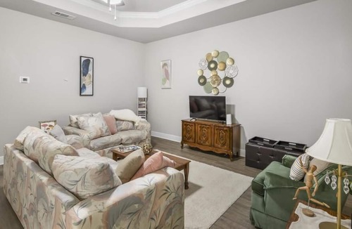 Milton House | Single Family Home in quiet neighborhood