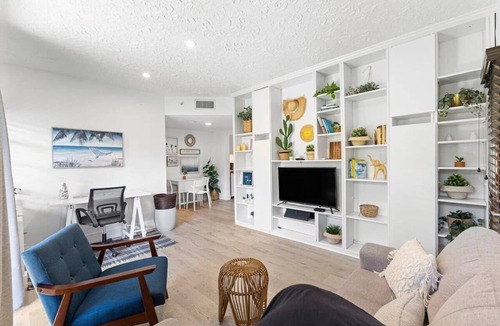Victoria Park Condo | Sleek 1BR Retreat in Victoria Park