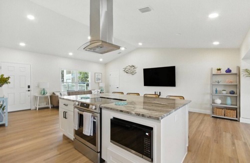Gibsonton House | Sleeps 12, Boat dock, Game Room, East Tampa Escape