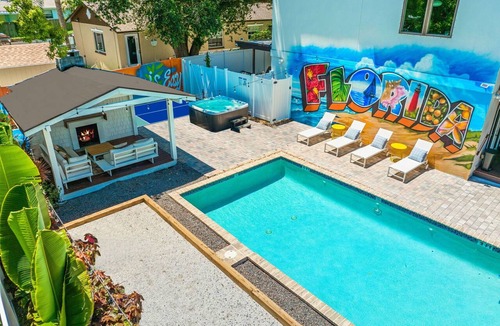 Largo House | Sleeps 20 - Heated Pool-Pickleball-Hot Tub-Gym-Sauna