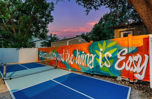 Largo House | Sleeps 20 - Heated Pool-Pickleball-Hot Tub-Gym-Sauna