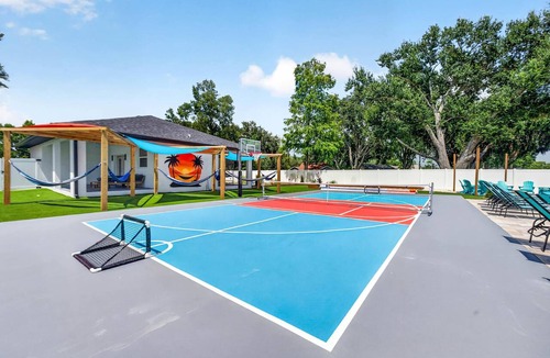 Lake Magdalene House | Sleeps 22! Heated Pool Mini Golf Sports Court