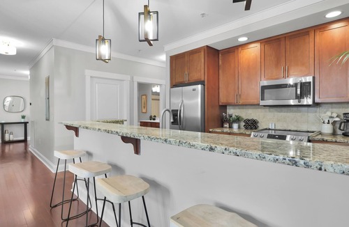 Old West Broad Neighborhood House | Sleeps 28 4 Suites in Walkable Historic District | The Juliette by AvantStay