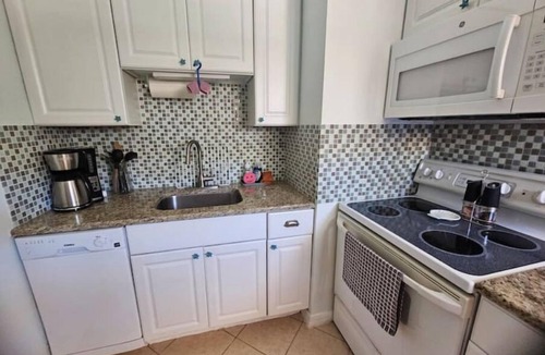 Cape Caneveral Beach Gardens Condo | Slice of Paradise, 1 bedroom, walk to the beach!