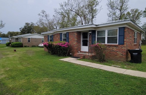 Loxley House | Small house inside the City of Loxley. Big yard. Sage and calm neighborhood