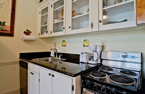 Leinkauf Condo | Small Studio Condo -Private balcony -Free Parking