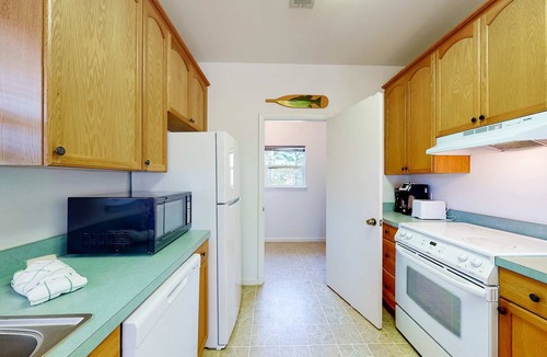 Sea Palm Village House | Snowbird friendly home near the beach with deck, outdoor shower, laundry