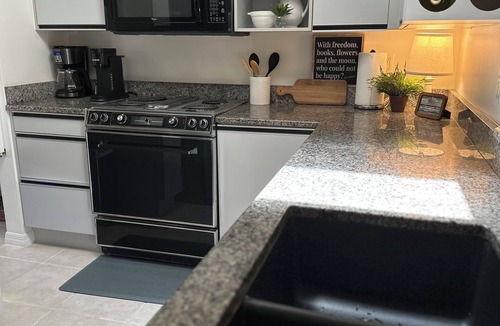 Coralstone Condo | Snowbirds: Vero Beach Charming “Cottage Condo”. Close to beach. Free Cleaning!