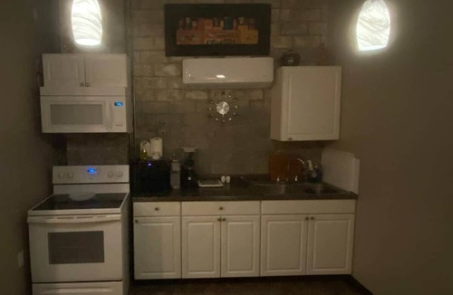 McComb Apartment | Soda Room quiet Business Stay/Wi‑Fi/Gated Parking