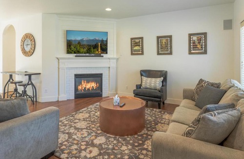 Larkspur House | Soft Tail