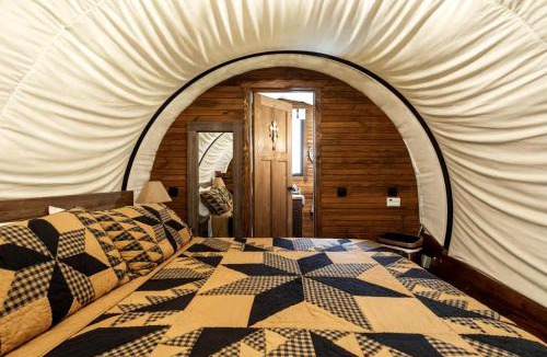 Putnam Hall House | Soulful Glamping Experience with Highland Cows, Private Wagon & Nature in Melrose, Florida