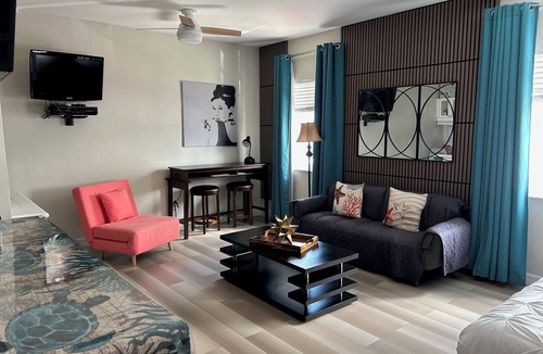 South Beach Apartment | SOUTH BEACH STUDIO CONDO - ONE BLOCK TO BEACH - SLEEPS UP TO 4 - MAX 3 ADULTS