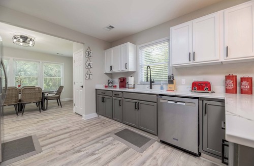 Phenix City House | Southern Comfort Bungalow- Cozy & Close to Downtown Columbus, 7 Miles to Airport