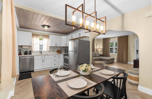 Parkside Villa | Spacious 1-bedroom house in charming Hollywood with large fenced back yard.
